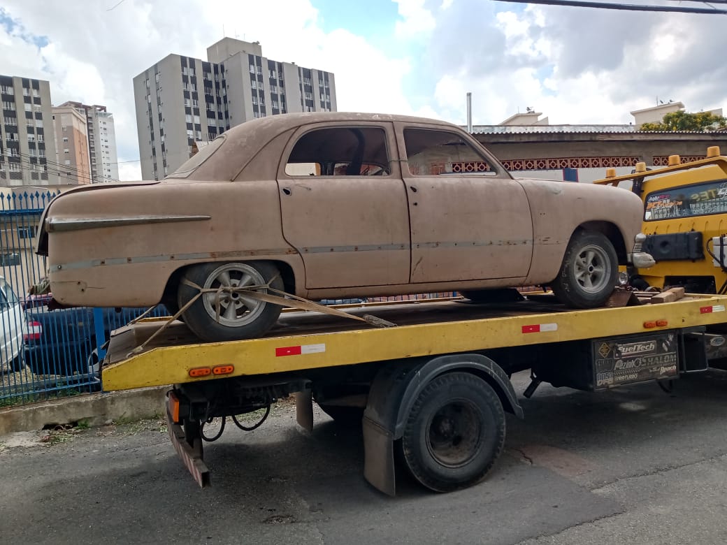 Guincho levando carro antigo