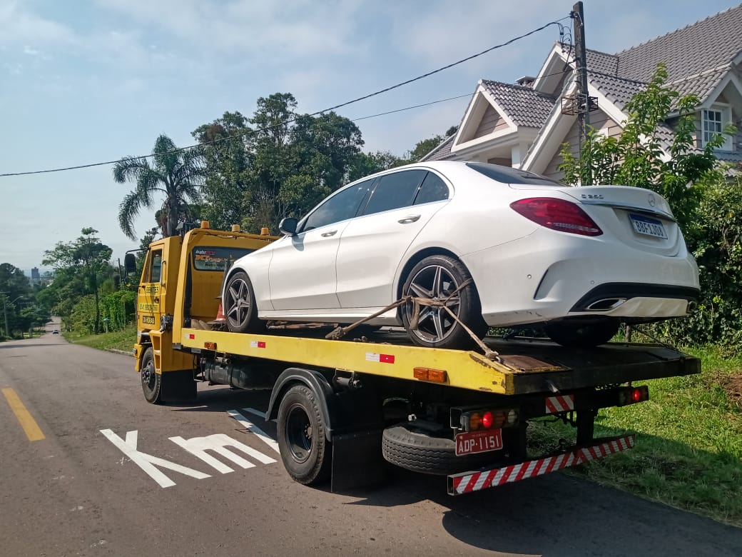 Guincho levando mercedes