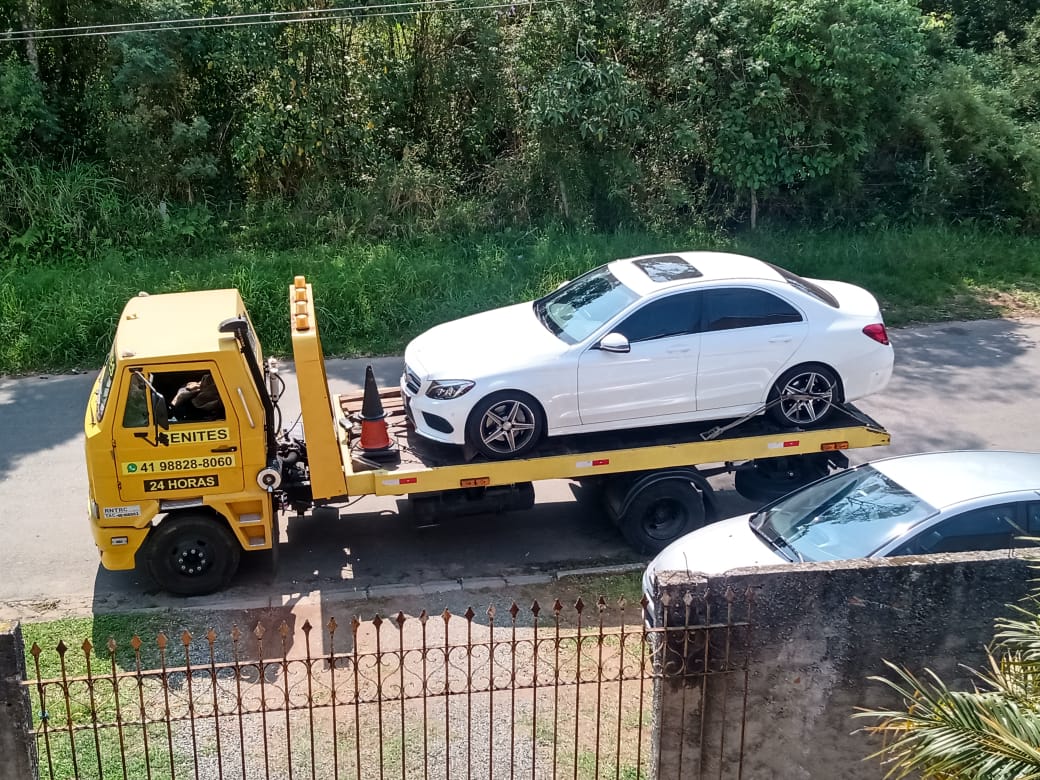 Guincho levando mercedes