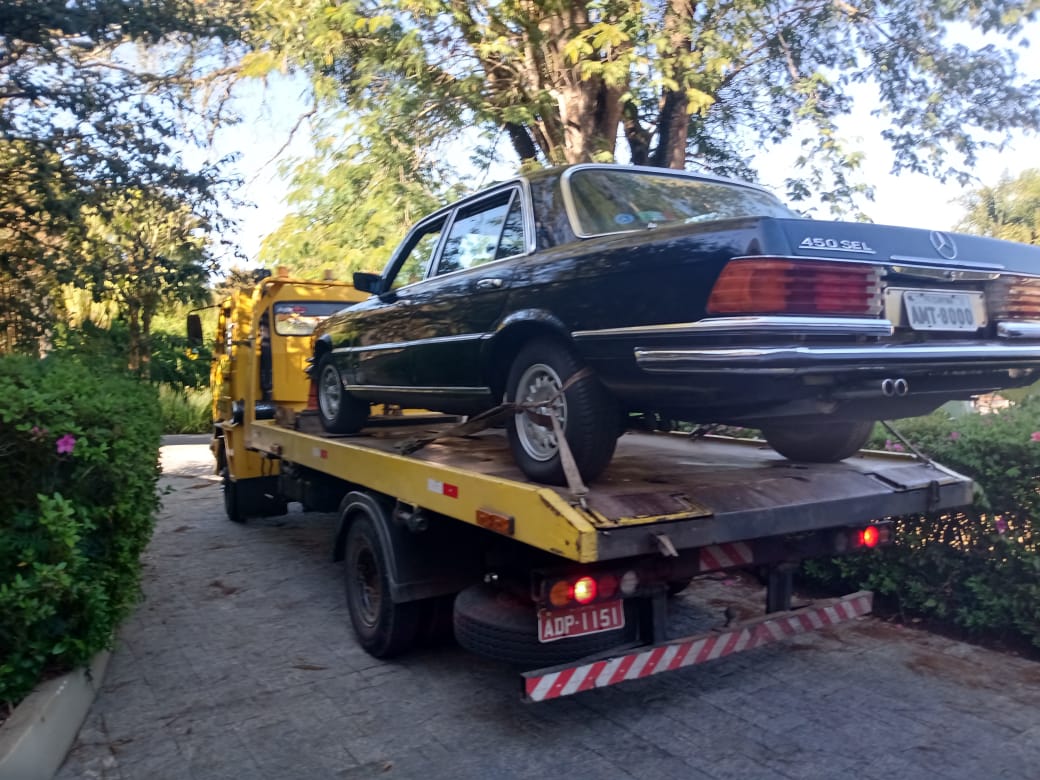 Guincho levando mercedes antiga